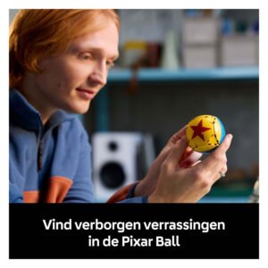 Man bekijkt LEGO Pixar Bal met verborgen verrassingen