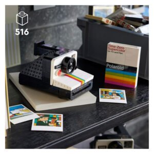 LEGO Polaroid camera en kleurrijke foto's op een donkere tafel
