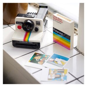 LEGO Polaroid OneStep camera op vensterbank met miniatuurfoto's