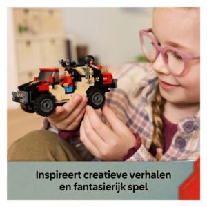 Kind speelt met LEGO terreinwagen en minifiguren uit Jurassic World set