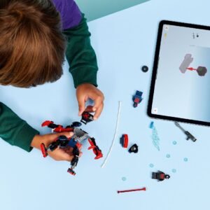 Kind bouwt LEGO Marvel mech met tablet en losse onderdelen