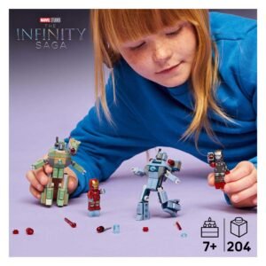 Kind speelt met LEGO Iron Man en War Machine mechs op een paarse ondergrond