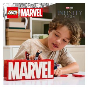 Jongen speelt met LEGO Marvel Infinity Saga bouwset en superhelden