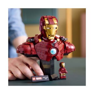 LEGO Iron Man MK4 buste met naamplaatje en minifiguur op standaard