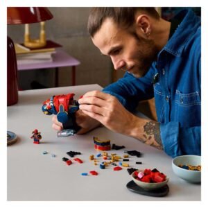 Man bouwt LEGO Marvel Iron Spider-Man bust met geconcentreerde blik