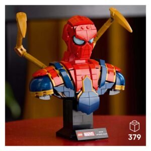 Gemonteerde LEGO Iron Spider-Man bust op tafel met 379 steentjes