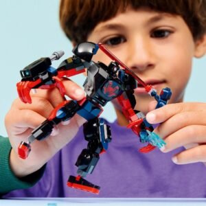 Kind speelt met LEGO Marvel Miles Morales mech en Spider-Man 2099