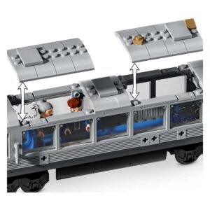 Binnenkant LEGO metro met minifiguren Aunt May en J. Jonah Jameson