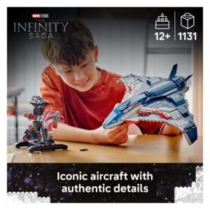 Jongen speelt met LEGO Marvel Quinjet uit The Infinity Saga