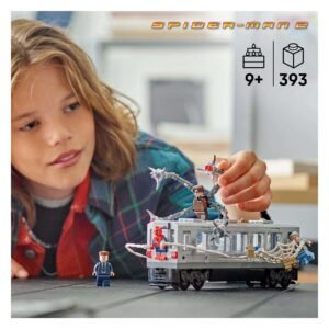 Kind speelt met LEGO Spider-Man 2 set met metro en Doctor Octopus figuur