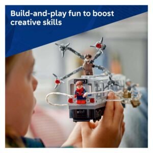 LEGO Spider-Man en Doctor Octopus gevecht op trein in handen van kind