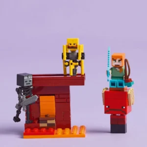 LEGO Minecraft figuren op rood gebouw met paarse achtergrond