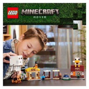 Jongen speelt met LEGO Minecraft speelset gebaseerd op de film