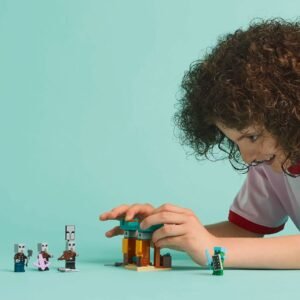 Kind speelt met LEGO Minecraft woestijnset op blauwe ondergrond