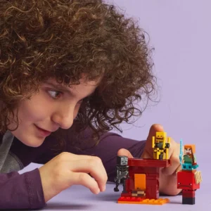 Kind speelt geconcentreerd met LEGO Minecraft Nether set