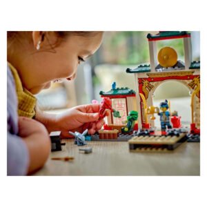 Kind speelt met LEGO Ninjago speelset aan tafel