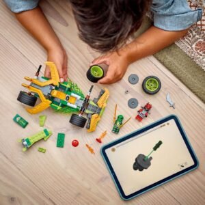 Kind bouwt LEGO Ninjago racewagen met digitale instructies op tablet