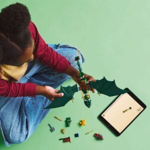 Bovenaanzicht kind bouwt LEGO Ninjago draak met tablet instructie