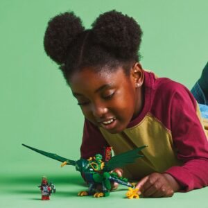 Kind speelt met LEGO Ninjago groene draak en minifiguren