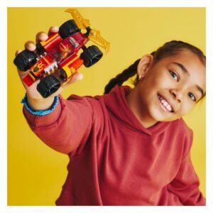 Kind houdt LEGO Ninjago Kai racewagen vast met lach