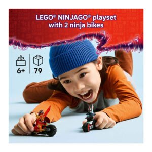 Kind speelt enthousiast met LEGO NINJAGO motorfietsen voor kinderen vanaf 6 jaar