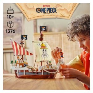 Kind speelt met LEGO One Piece schip gebaseerd op Netflix-serie
