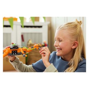 Lachend meisje speelt met LEGO Sonic Biolizard figuur