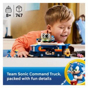 Jongen speelt met LEGO Sonic Team Command Truck vol kleurrijke details en minifiguren