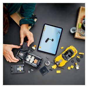Bouwproces LEGO Mercedes set met tablet en onderdelen