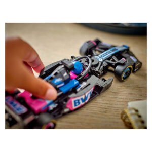 Hand bestuurt LEGO F1 auto met realistische cockpitdetails