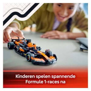 Blij kind speelt met LEGO F1 McLaren racewagen op tafel