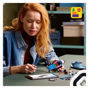 Vrouw gebruikt een tablet tijdens het bouwen van een LEGO F1 racewagen