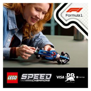Vrouw bouwt met plezier een LEGO F1-auto uit de Speed Champions serie
