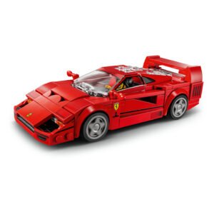 LEGO Ferrari F40 vanaf de voorkant schuin gezien met Ferrari-logo op de zijkant