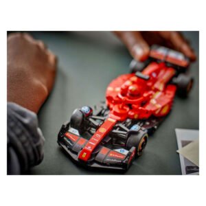 Bovenaanzicht van LEGO Ferrari SF-24 F1 auto met hand van kind