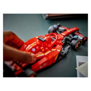 Kind speelt met LEGO Ferrari SF-24 F1 racewagen op tafel