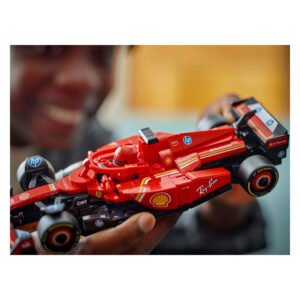 Blij kind toont LEGO Ferrari SF-24 F1 raceauto