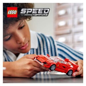 Kind speelt met LEGO Ferrari F40 Speed Champions auto