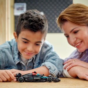 Kind en volwassene spelen met LEGO Mercedes F1 racewagen