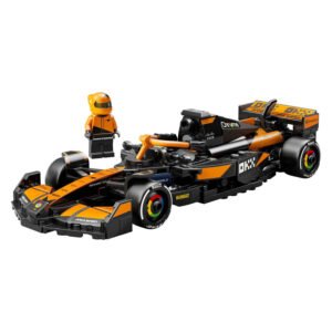 LEGO McLaren F1 auto met minifiguur coureur op witte achtergrond