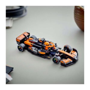 LEGO McLaren Formule 1 model in actie op een bureau