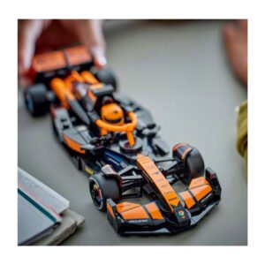 LEGO McLaren Formule 1 auto van dichtbij op tafel in oranje en zwarte kleuren