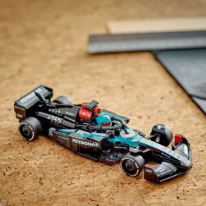 LEGO Mercedes F1 auto gebouwd op kurken ondergrond met liniaal op de achtergrond