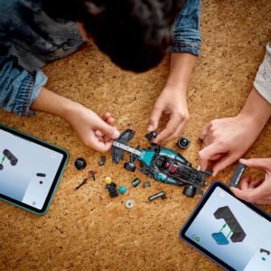 LEGO Mercedes F1 auto in aanbouw met tablet-instructies op tafel