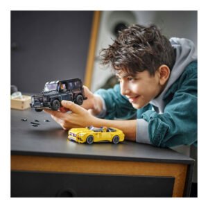Jongen speelt met LEGO Speed Champions Mercedes-AMG bouwsets op een tafel