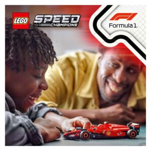 Vader en zoon lachen terwijl ze met LEGO Ferrari F1 auto spelen