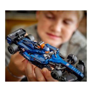 Jongen bewondert LEGO Williams F1 auto van dichtbij