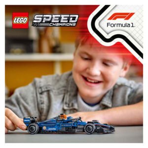 Blije jongen speelt met LEGO Williams F1 raceauto