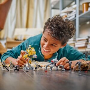 Kind speelt met LEGO Star Wars 327th Clone Troopers set op de vloer