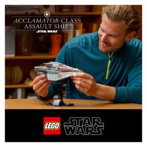 Man bouwt LEGO Star Wars Acclamator-class Assault Ship aan tafel